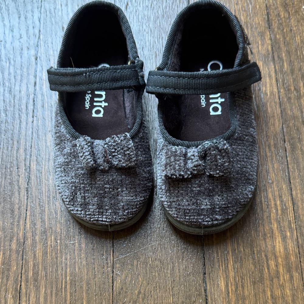 Cienta Gray Mary Janes with Bow
